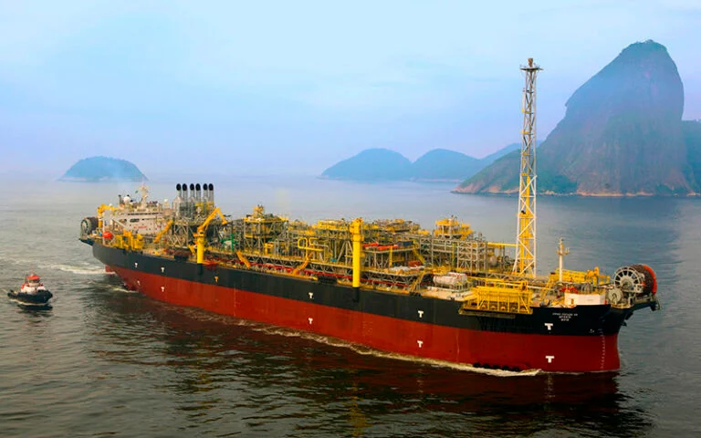 FPSO da MODEC chega ao pátio de reciclagem após concluir missão no Brasil