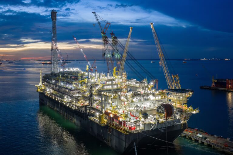 Plataforma da Petrobras, P-82 (Búzios 10), inicia viagem rumo ao Brasil